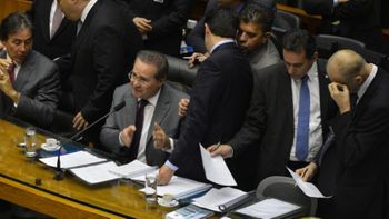 Senadora é chamada de 'vagabunda' e Congresso suspende sessão que votaria meta do superávit