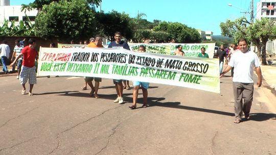 Limonada: Taques 'enfrenta' manifestantes e mostra sabedoria