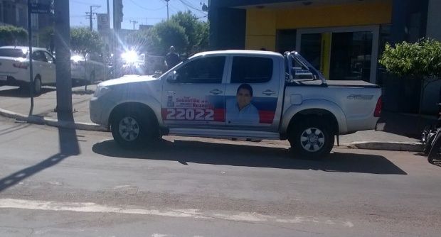 Efeito contrário: Carro de campanha para em local indevido e é flagrado