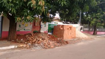 Passeio público de creche fica obstruído durante obra