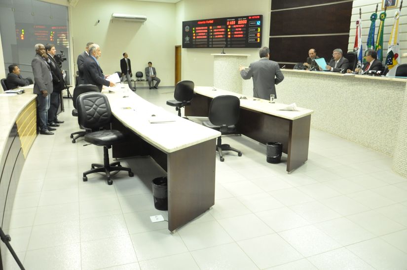 Vereadores aprovam lei que proíbe privatização do Sanear