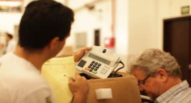 TRE-MT faz conferência visual das urnas eletrônicas