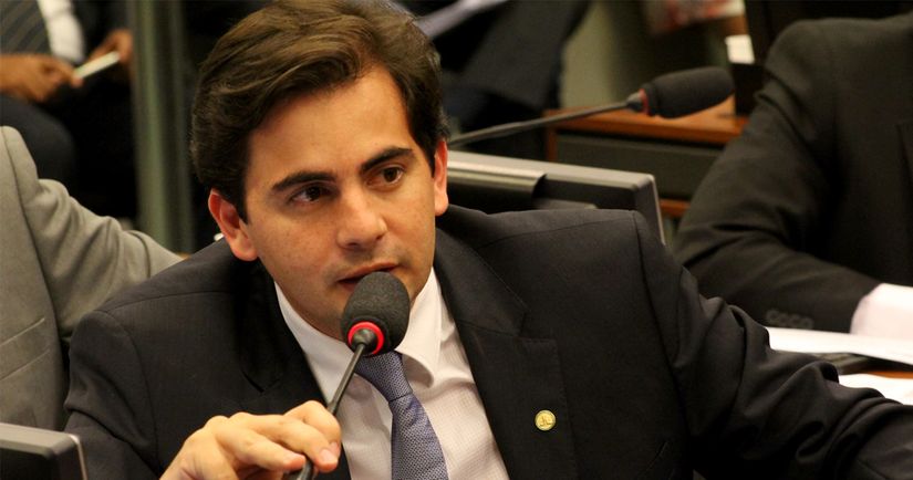 Fabio Garcia faz representação formal contra o preço da gasolina utilizado pela Petrobras