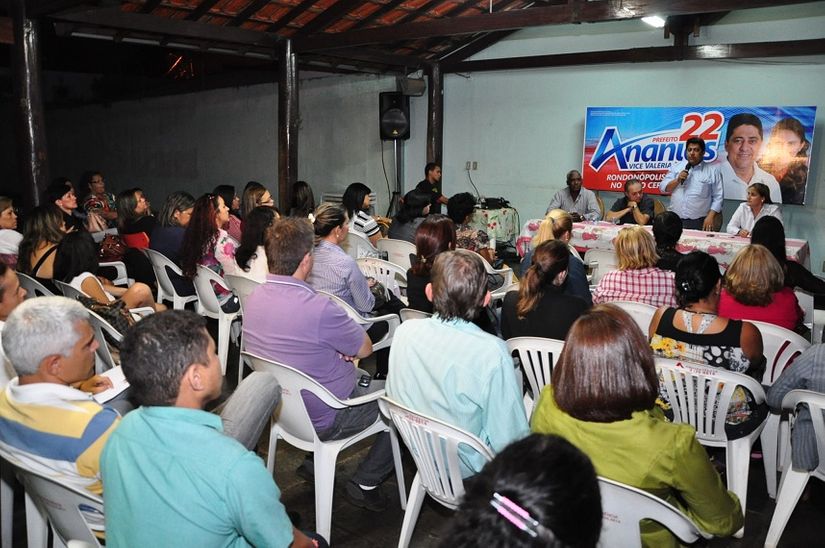 Ananias se reúne com os educadores e anuncia programa “Professor Nota 10”