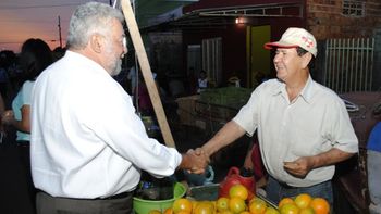 Percival Muniz e Ana Carla visitam a feira do Jardim Iguaçu e ouvem moradores