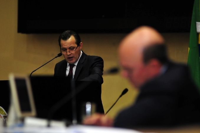 Decisão de 'blindar' Silval contra STJ piora credibilidade da ALMT junto a opinião pública