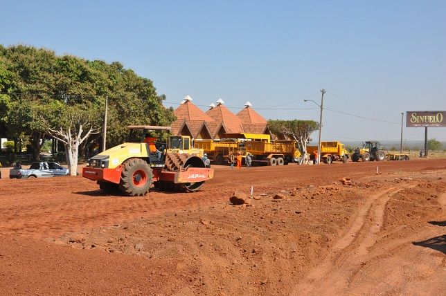Sem fiscalização, obra da travessia urbana quase para e gera muitas reclamações