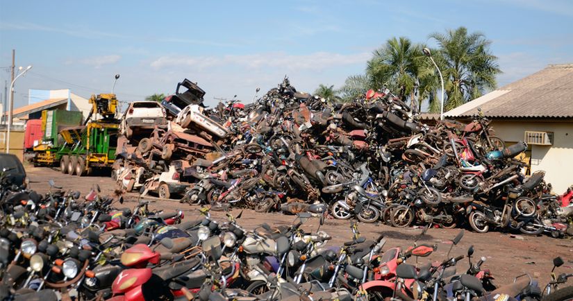 1.900 veículos apreendidos no pátio da Ciretran de Rondonópolis serão prensados para reciclagem