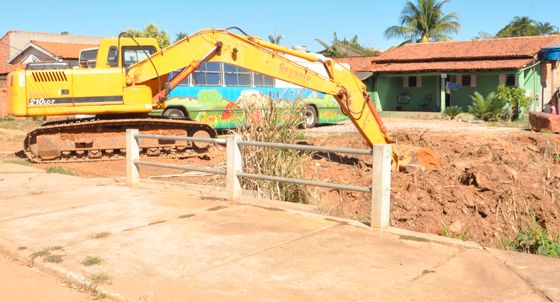 Empresa paralisa obra no córrego Canivete e deixa máquinas no local; Setpu ainda analisa o caso