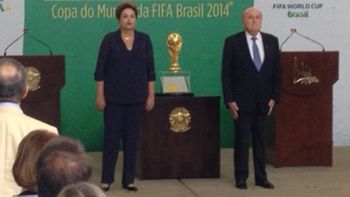 Dilma recebe de Blatter taça da Copa do Mundo no Palácio do Planalto
