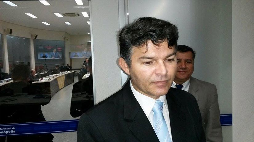 De folga no Senado, Medeiros visita sessão da Câmara