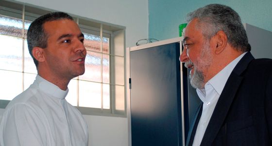 Percival e Ana Carla visitam padre João Paulo no Conjunto São José
