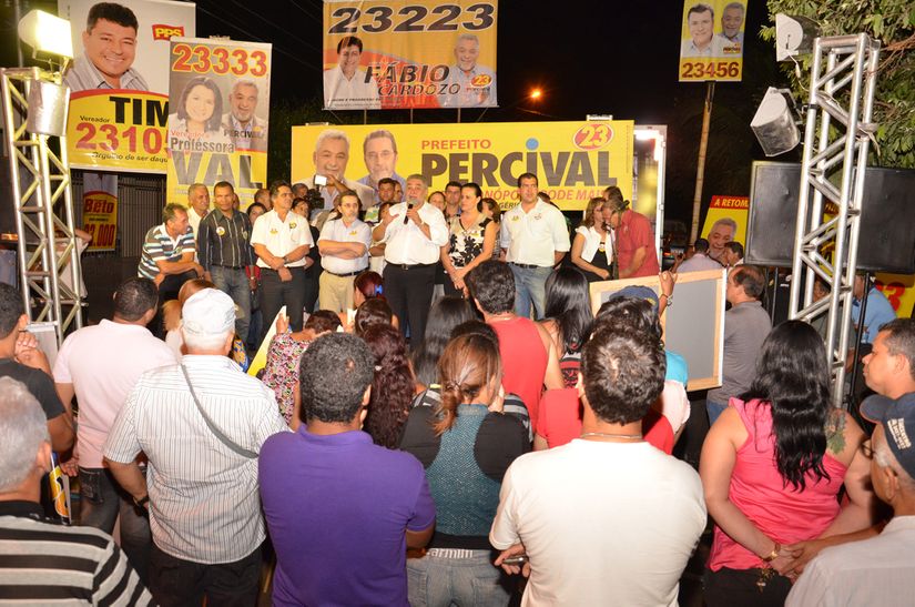 Em reunião ampliada no bairro São Francisco, Percival ressalta que as obras são da população