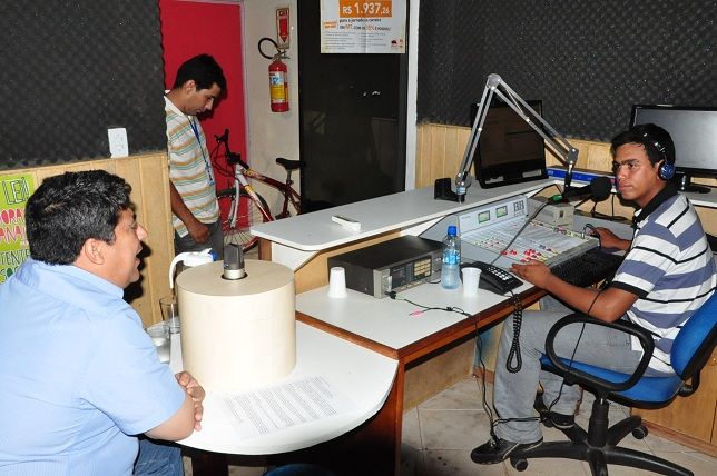 Ananias Filho (PR) visita empresa e concede entrevista em Rádio Comunitária