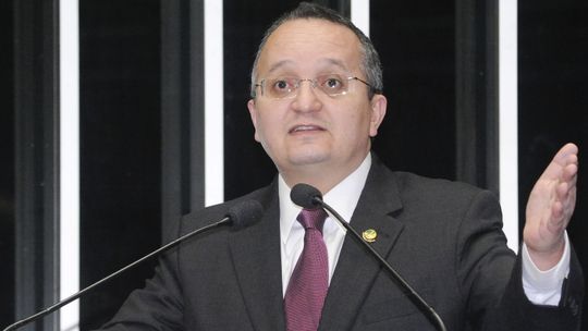 Taques renuncia ao mandato no Senado e diz que fará governo diferente em MT