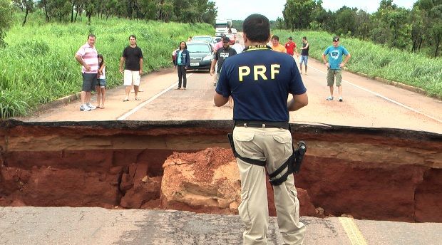 Pista desmorona e impede passagem de veículos pela BR-163 no sul do Estado