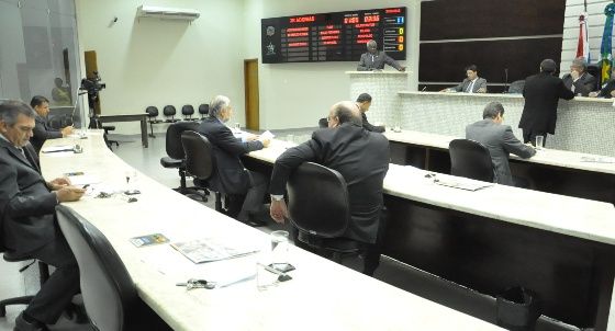 Vereadores adiam votação de projeto sobre o Sanear e preparam audiências da Lei Orçamentária