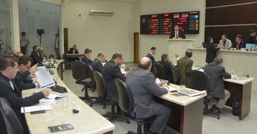 Vereadores aprovam licença não remunerada de 15 dias para o prefeito Percival Muniz (PPS)