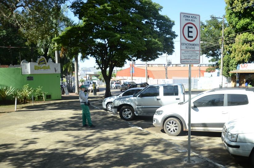 Vereadores querem explicações da empresa que administra estacionamento rotativo