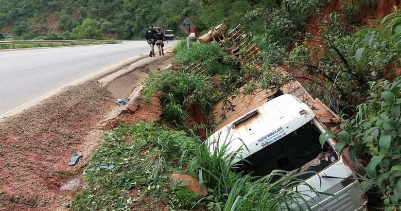 Carretas se envolvem em acidente na Serra da Petrovina