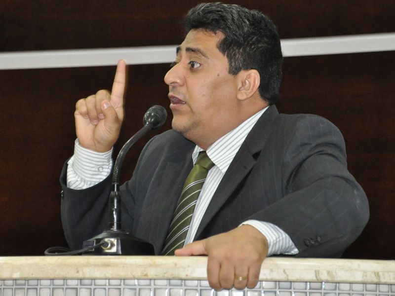 Em debate morno, Ananias faz promessas e coloca culpa de falta de água em gestões passadas