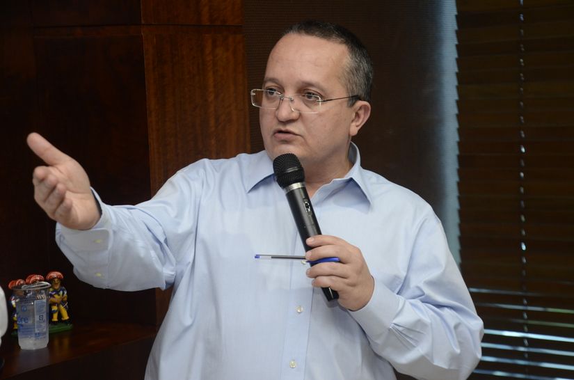 Taques diz que na crise é melhor dar os lenços para que outros chorem