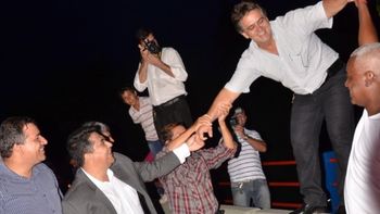 Vereador vira motivo de chacota ao simular pulo de ponte inacabada