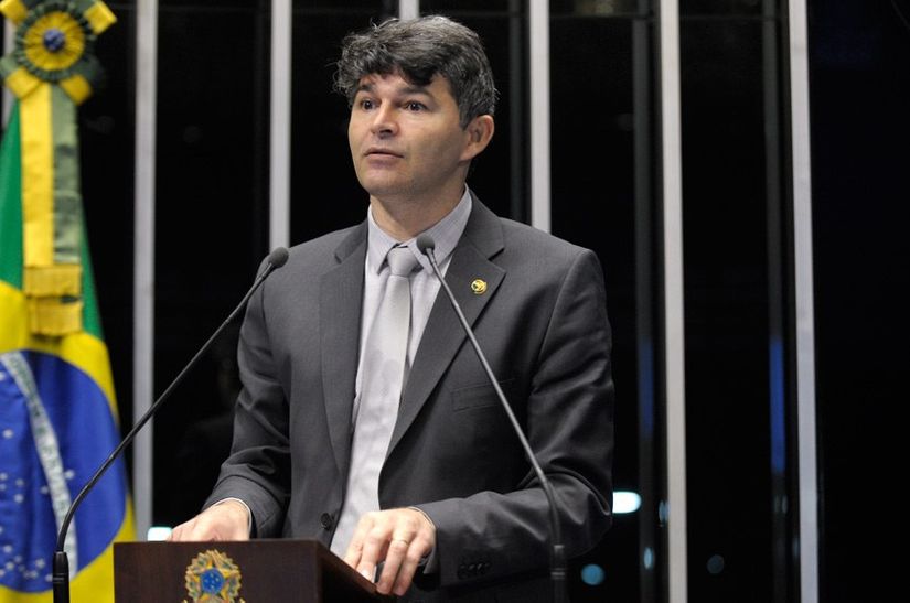 Medeiros defende professores e diz que quando não apanham de alunos, apanham da polícia