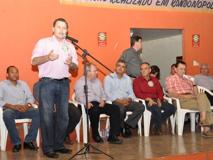 Silval entrega mil títulos de regularização em Rondonópolis