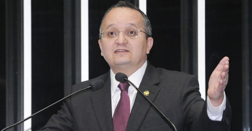Taques renuncia ao mandato no Senado e diz que fará governo diferente em MT