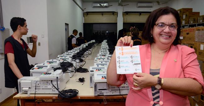 Justiça Eleitoral realiza carga e lacre de urnas eletrônicas em Rondonópolis