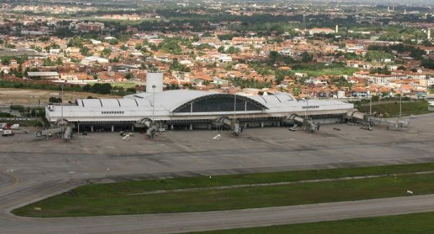 Médicos cubanos têm recepção tumultuada em Fortaleza (CE)