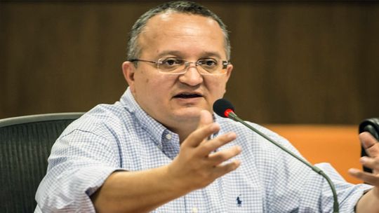 De saída do PDT, Taques está entre o PSDB e o PSB