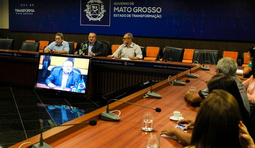 Governador garante pavimentação asfáltica e Água Para Todos em reunião com Zé do Pátio