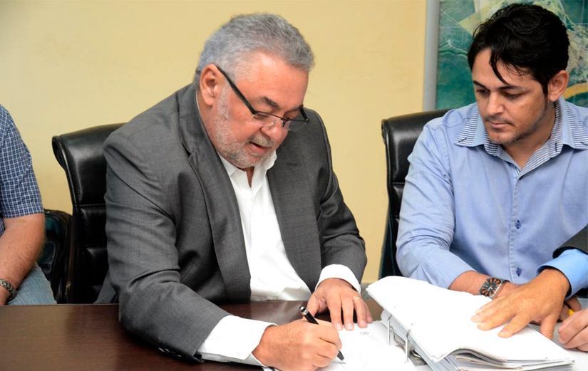 Prefeito homologa contrato para asfalto do Nova Era e Jardim Liberdade e fala sobre obras