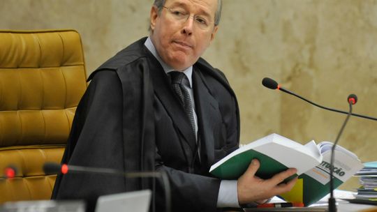 Ministro Celso de Mello vota a favor do recurso que permite a reabertura do julgamento