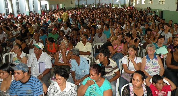 Vereadores acusam secretário de Habitação de agir politicamente em sorteio de casas populares