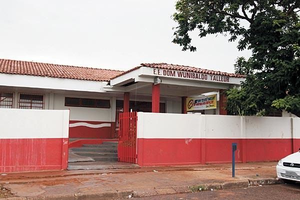 Garota de 14 anos é espancada por grupo de colegas em escola em Rondonópolis