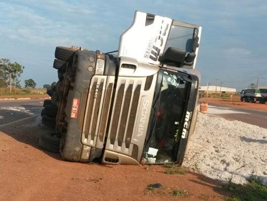 Motorista perde o controle e carreta carregada com caroço de algodão tomba próximo à Rondonópolis
