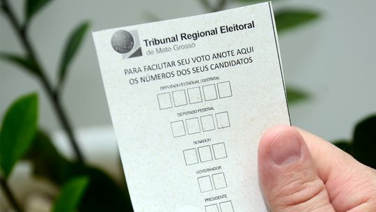 A um dia da eleição, Justiça Eleitoral recomenda que eleitor leve 'colinha' para votação