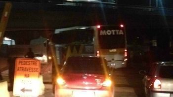Comédia: Caso de onibus 'entalado' em viaduto construído por Silval vira piada nas redes sociais