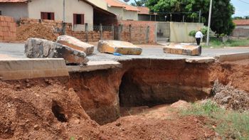 Depois do ‘buraco engolidor de gente’, estreia o ‘buraco engolidor de carro’