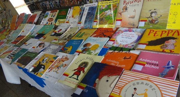 Biblioteca Municipal do bairro Vila Operária recebe doação de livros do Banco Itaú