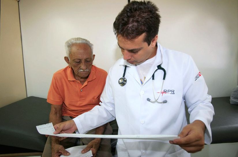 Projeto que tramita no Senado estabelece piso de R$ 10,9 mil para médicos