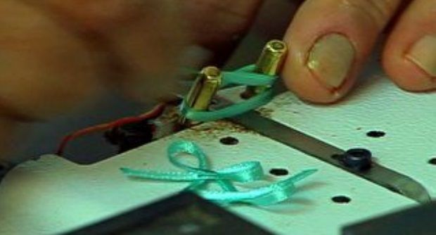 Empresa de SP fabrica máquina que faz lacinhos para peças de lingerie