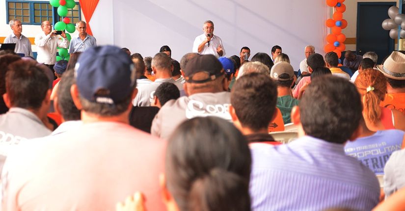 Coder homenageia funcionários e prefeito pede empenho para melhorar resultados