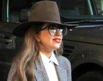 Lady Gaga usa chapéu, óculos e calça transparente no Canadá
