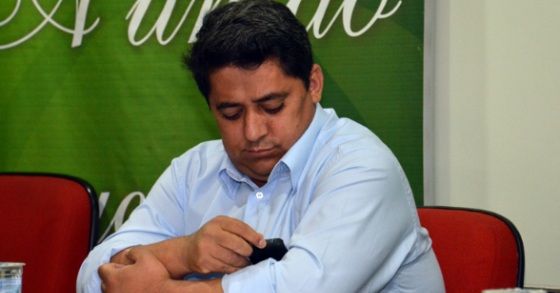 Fotógrafo flagra candidato a prefeito burlando regra em sabatina da Acir