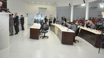 Demora nos 'ajustes internos' atrasa obras e mantém vereadores sem telefones funcionais