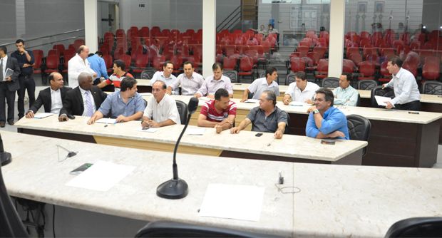 Em reunião com vereadores eleitos, Percival Muniz apresenta prioridades e pede parceria